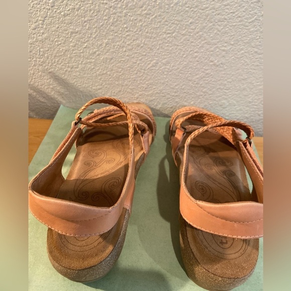 Taos~Trulie~Cantaloup~Soft Leather~Sandal~Hook & Loop Velcro Close~Size 9 - 9.5 - Picture 8 of 16